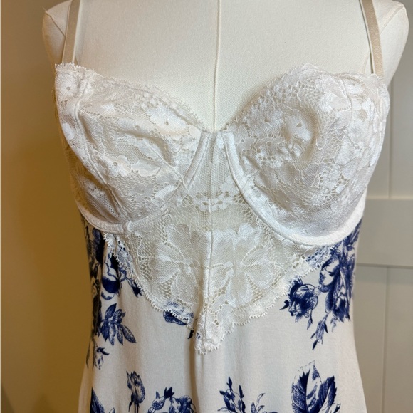 Victoria's Secret Elegant White and Navy Chemise - Picture 2 of 4